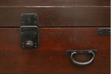 アンティーク家具　古民具・骨董 縦桟引き戸の重厚でモダンな六尺収納箪笥(水屋箪笥、帳場箪笥)