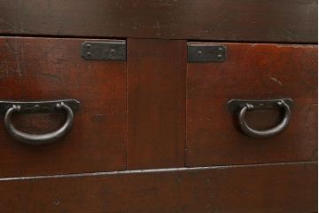 アンティーク家具　古民具・骨董 縦桟引き戸の重厚でモダンな六尺収納箪笥(水屋箪笥、帳場箪笥)