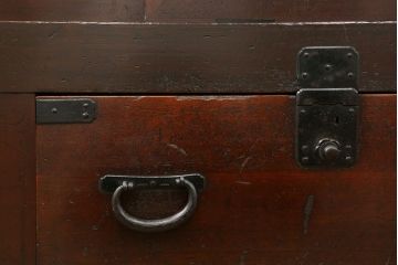 アンティーク家具　古民具・骨董 縦桟引き戸の重厚でモダンな六尺収納箪笥(水屋箪笥、帳場箪笥)