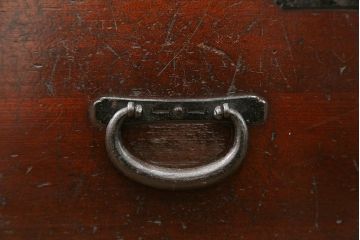 アンティーク家具　古民具・骨董 縦桟引き戸の重厚でモダンな六尺収納箪笥(水屋箪笥、帳場箪笥)