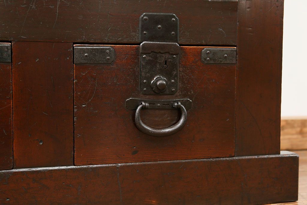 アンティーク家具　古民具・骨董 縦桟引き戸の重厚でモダンな六尺収納箪笥(水屋箪笥、帳場箪笥)