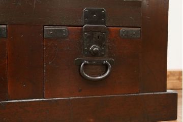 アンティーク家具　古民具・骨董 縦桟引き戸の重厚でモダンな六尺収納箪笥(水屋箪笥、帳場箪笥)