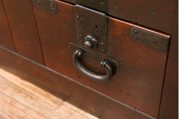 アンティーク家具　古民具・骨董 縦桟引き戸の重厚でモダンな六尺収納箪笥(水屋箪笥、帳場箪笥)