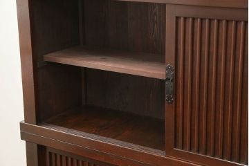 アンティーク家具　古民具・骨董 縦桟引き戸の重厚でモダンな六尺収納箪笥(水屋箪笥、帳場箪笥)