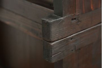 アンティーク家具　古民具・骨董 縦桟引き戸の重厚でモダンな六尺収納箪笥(水屋箪笥、帳場箪笥)