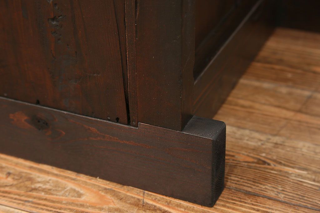 アンティーク家具　古民具・骨董 縦桟引き戸の重厚でモダンな六尺収納箪笥(水屋箪笥、帳場箪笥)