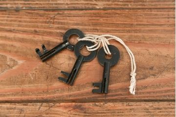 アンティーク家具　古民具・骨董 前面栗材の二段重ね米沢箪笥(時代箪笥)