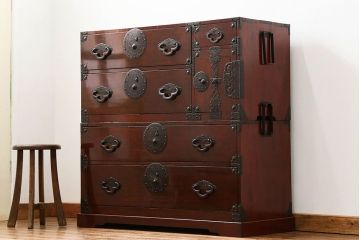 アンティーク家具　古民具・骨董 前面栗材の漆のキレイな二段重ね米沢箪笥(時代箪笥)