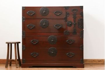 アンティーク家具　古民具・骨董 前面栗材の漆のキレイな二段重ね米沢箪笥(時代箪笥)