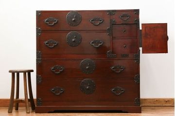 アンティーク家具　古民具・骨董 前面栗材の漆のキレイな二段重ね米沢箪笥(時代箪笥)
