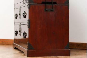アンティーク家具　古民具・骨董 前面栗材の漆のキレイな二段重ね米沢箪笥(時代箪笥)