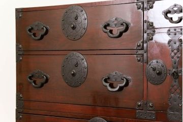 アンティーク家具　古民具・骨董 前面栗材の漆のキレイな二段重ね米沢箪笥(時代箪笥)