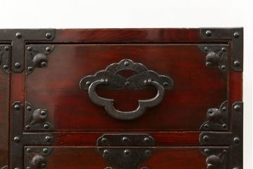 アンティーク家具　古民具・骨董 前面栗材の漆のキレイな二段重ね米沢箪笥(時代箪笥)
