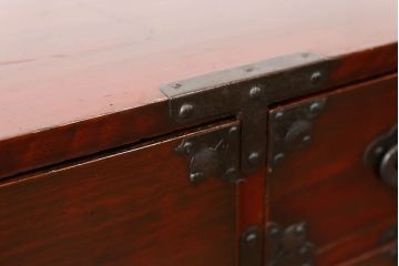 アンティーク家具　古民具・骨董 前面栗材の漆のキレイな二段重ね米沢箪笥(時代箪笥)