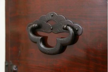 アンティーク家具　古民具・骨董 前面栗材の漆のキレイな二段重ね米沢箪笥(時代箪笥)
