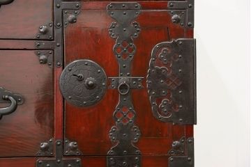 アンティーク家具　古民具・骨董 前面栗材の漆のキレイな二段重ね米沢箪笥(時代箪笥)