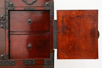 アンティーク家具　古民具・骨董 前面栗材の漆のキレイな二段重ね米沢箪笥(時代箪笥)