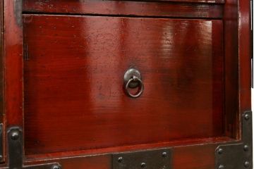 アンティーク家具　古民具・骨董 前面栗材の漆のキレイな二段重ね米沢箪笥(時代箪笥)