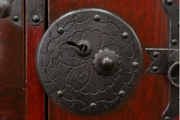 アンティーク家具　古民具・骨董 前面栗材の漆のキレイな二段重ね米沢箪笥(時代箪笥)