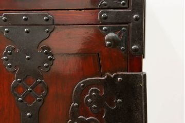 アンティーク家具　古民具・骨董 前面栗材の漆のキレイな二段重ね米沢箪笥(時代箪笥)