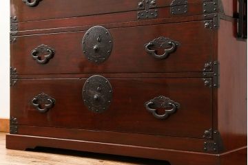 アンティーク家具　古民具・骨董 前面栗材の漆のキレイな二段重ね米沢箪笥(時代箪笥)