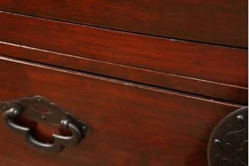 アンティーク家具　古民具・骨董 前面栗材の漆のキレイな二段重ね米沢箪笥(時代箪笥)