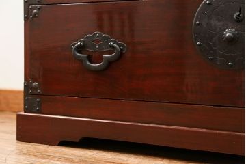 アンティーク家具　古民具・骨董 前面栗材の漆のキレイな二段重ね米沢箪笥(時代箪笥)