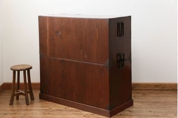 アンティーク家具　古民具・骨董 前面栗材の漆のキレイな二段重ね米沢箪笥(時代箪笥)