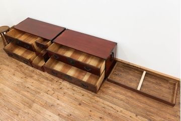 アンティーク家具　古民具・骨董 前面栗材の漆のキレイな二段重ね米沢箪笥(時代箪笥)