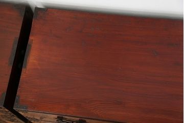 アンティーク家具　古民具・骨董 前面栗材の漆のキレイな二段重ね米沢箪笥(時代箪笥)