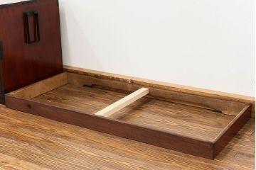 アンティーク家具　古民具・骨董 前面栗材の漆のキレイな二段重ね米沢箪笥(時代箪笥)