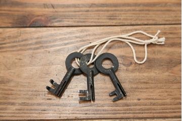 アンティーク家具　古民具・骨董 前面栗材の漆のキレイな二段重ね米沢箪笥(時代箪笥)