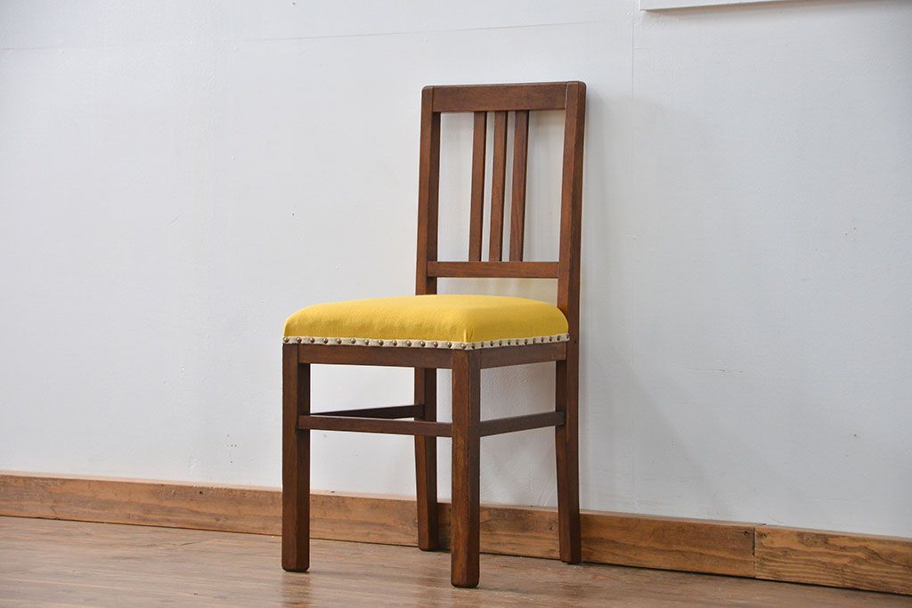 レトロ家具　アンティーク 古い木のレトロでシンプルな椅子(イス、チェア)