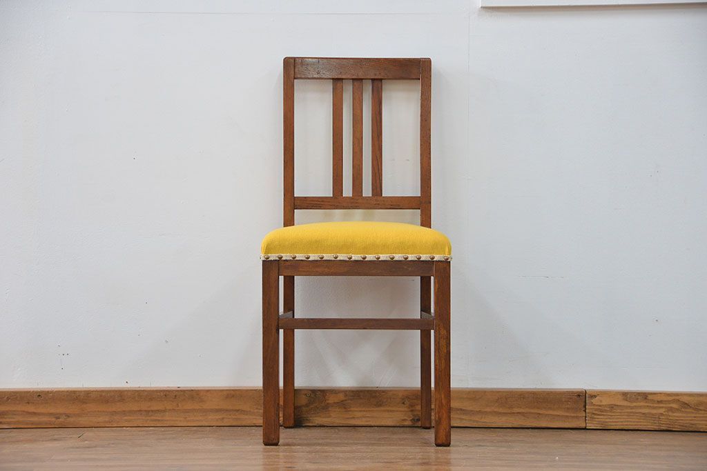 レトロ家具　アンティーク 古い木のレトロでシンプルな椅子(イス、チェア)