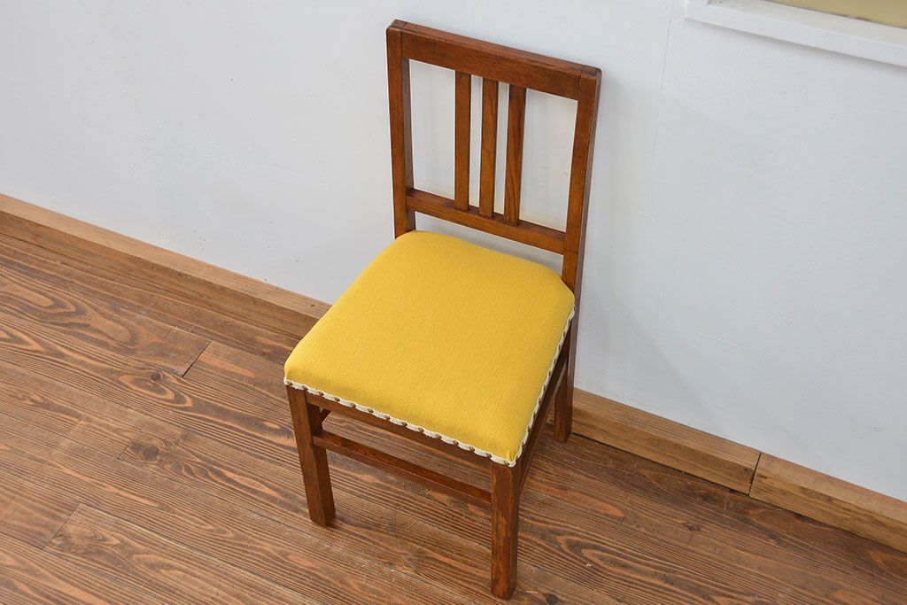 レトロ家具　アンティーク 古い木のレトロでシンプルな椅子(イス、チェア)