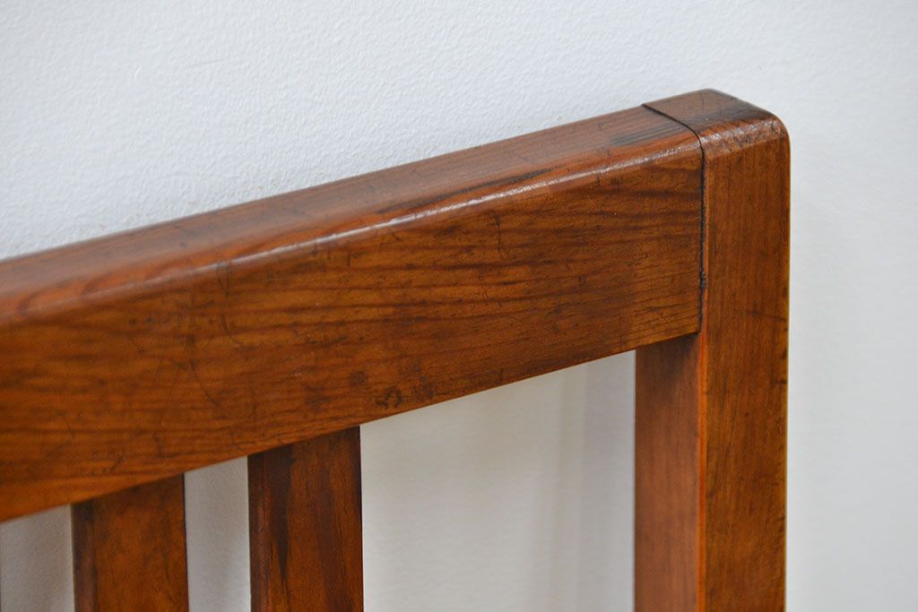 レトロ家具　アンティーク 古い木のレトロでシンプルな椅子(イス、チェア)