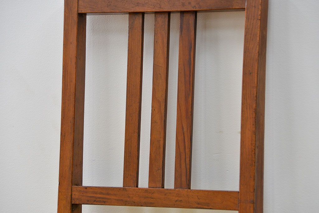 レトロ家具　アンティーク 古い木のレトロでシンプルな椅子(イス、チェア)