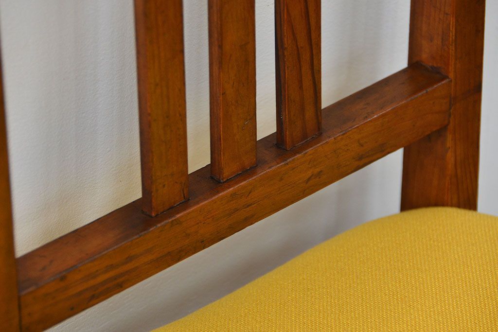 レトロ家具　アンティーク 古い木のレトロでシンプルな椅子(イス、チェア)