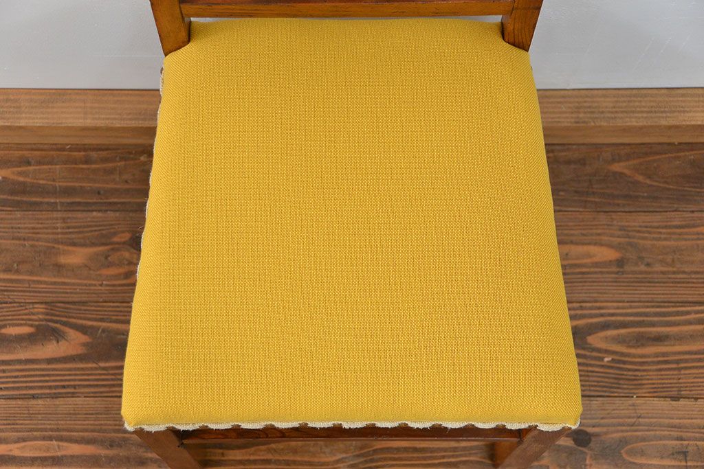 レトロ家具　アンティーク 古い木のレトロでシンプルな椅子(イス、チェア)