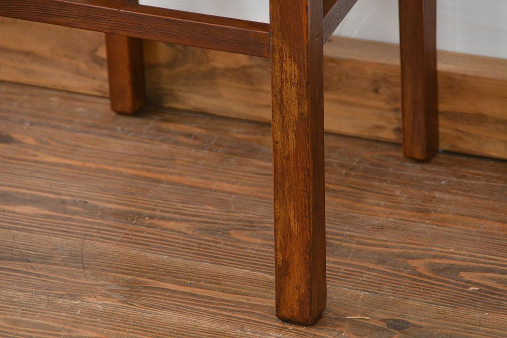 レトロ家具　アンティーク 古い木のレトロでシンプルな椅子(イス、チェア)