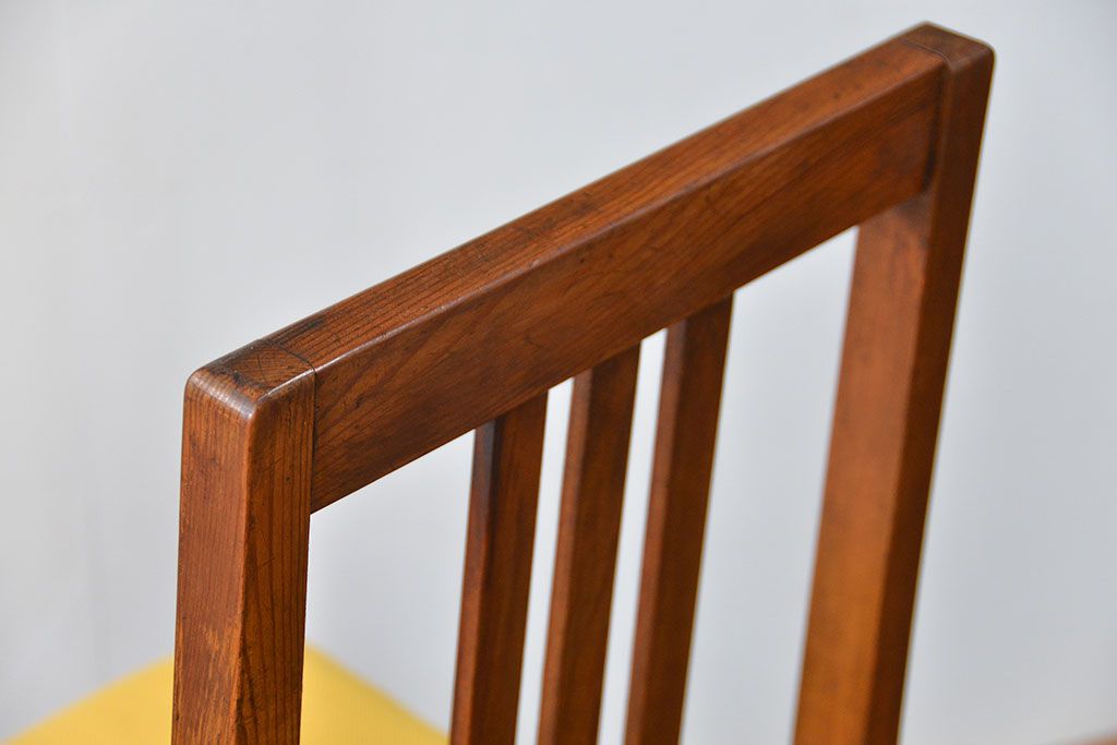 レトロ家具　アンティーク 古い木のレトロでシンプルな椅子(イス、チェア)