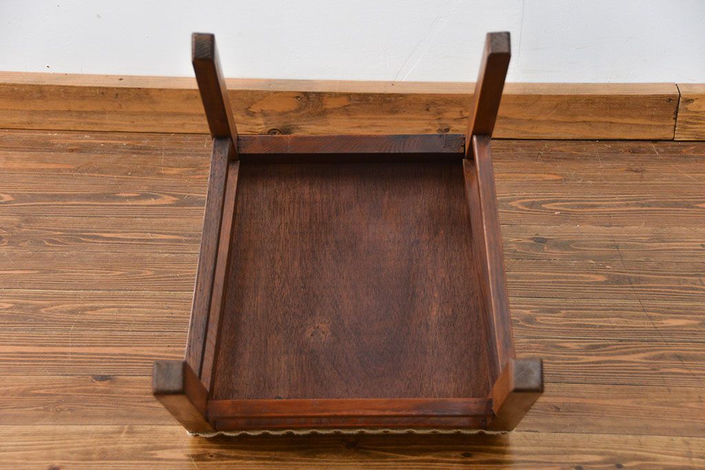 レトロ家具　アンティーク 古い木のレトロでシンプルな椅子(イス、チェア)