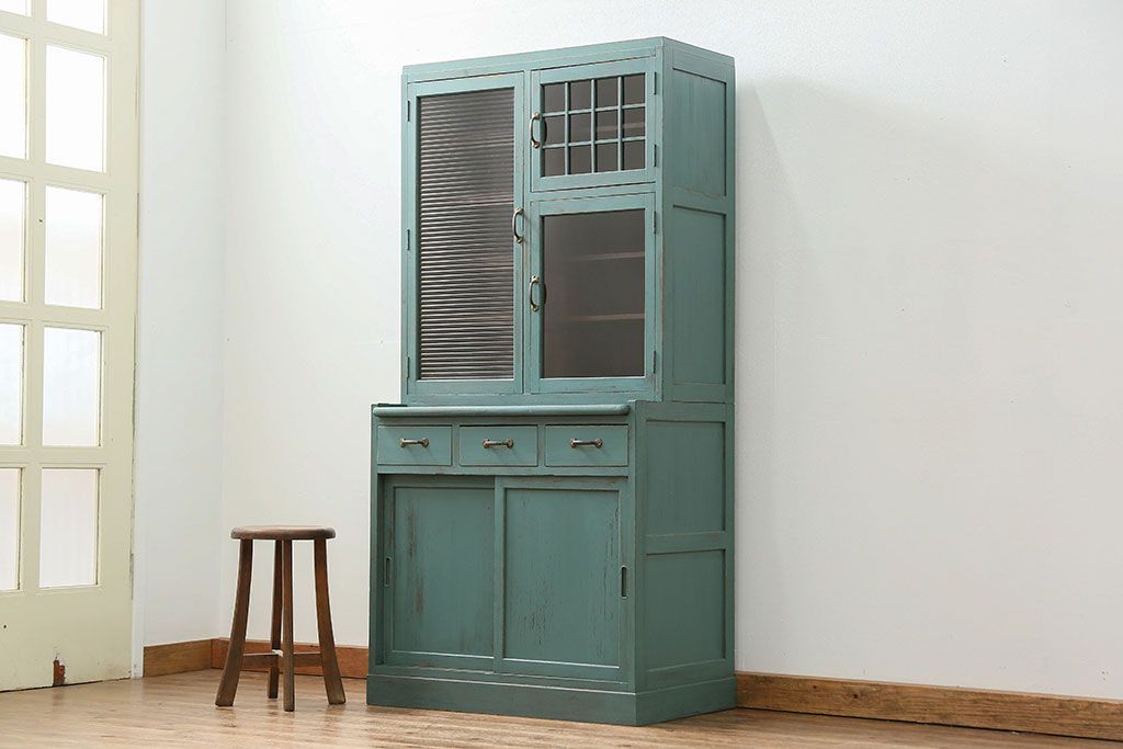 アンティーク家具　アンティークペイント　モールガラス入り食器棚(キッチンキャビネット、収納棚)