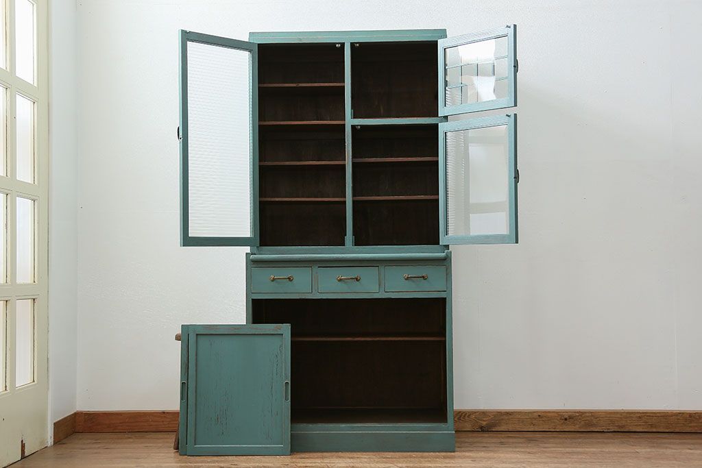 アンティーク家具　アンティークペイント　モールガラス入り食器棚(キッチンキャビネット、収納棚)