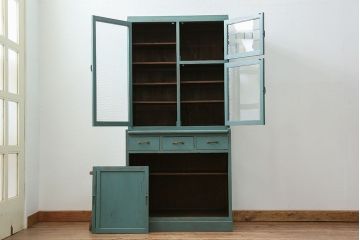 アンティーク家具　アンティークペイント　モールガラス入り食器棚(キッチンキャビネット、収納棚)