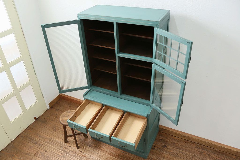 アンティーク家具　アンティークペイント　モールガラス入り食器棚(キッチンキャビネット、収納棚)