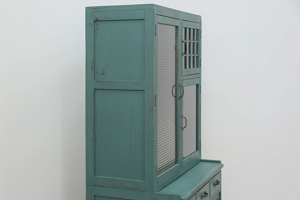 アンティーク家具　アンティークペイント　モールガラス入り食器棚(キッチンキャビネット、収納棚)