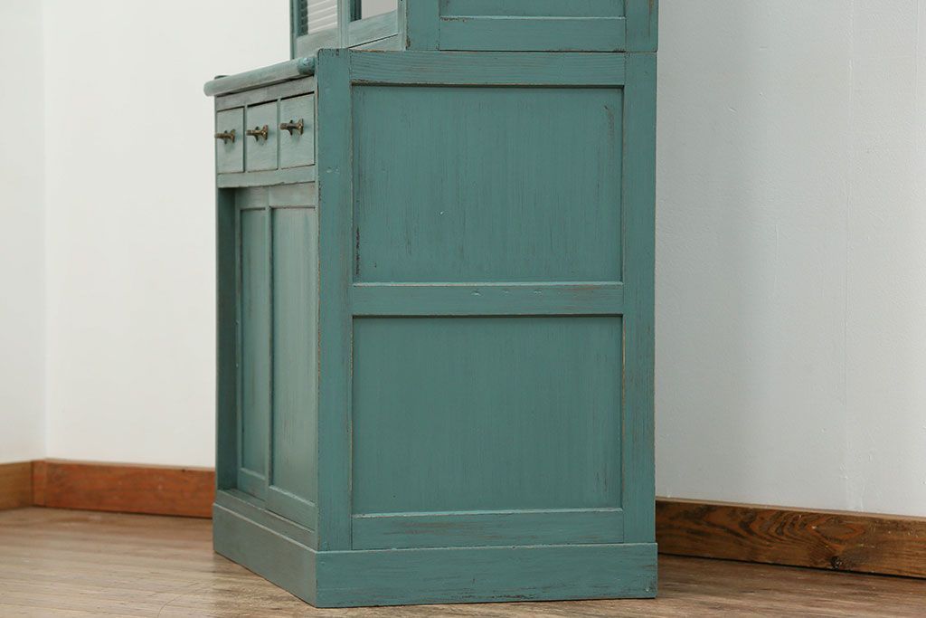 アンティーク家具　アンティークペイント　モールガラス入り食器棚(キッチンキャビネット、収納棚)