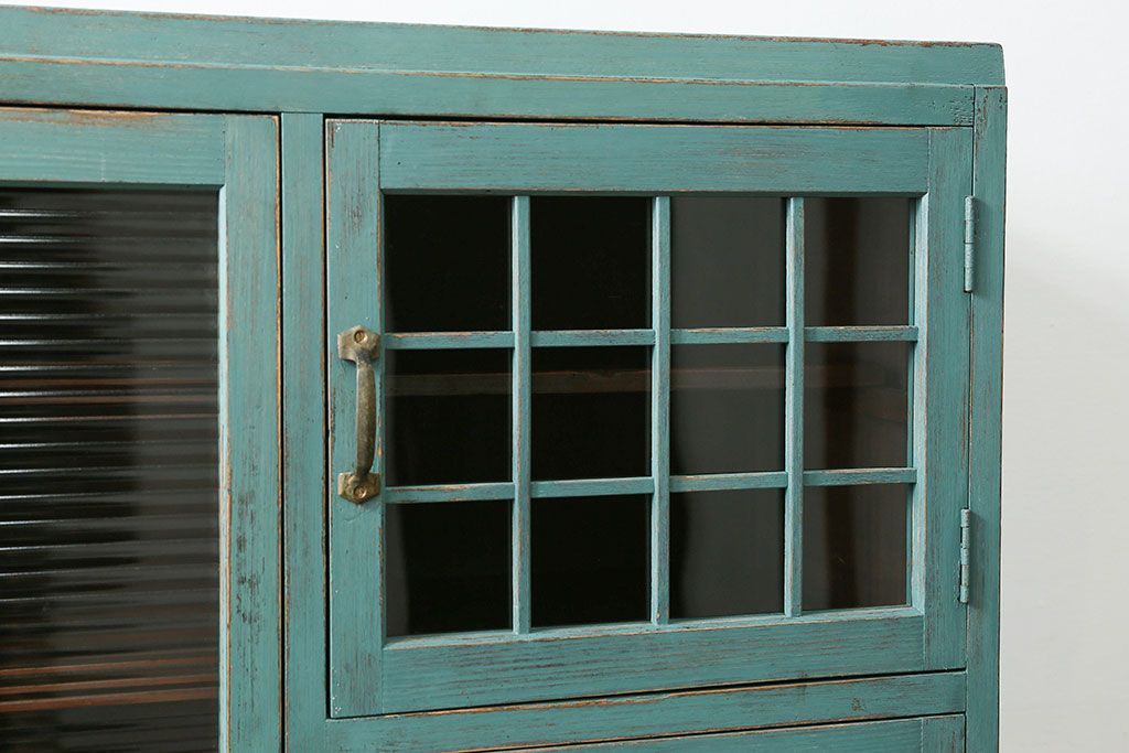 アンティーク家具　アンティークペイント　モールガラス入り食器棚(キッチンキャビネット、収納棚)