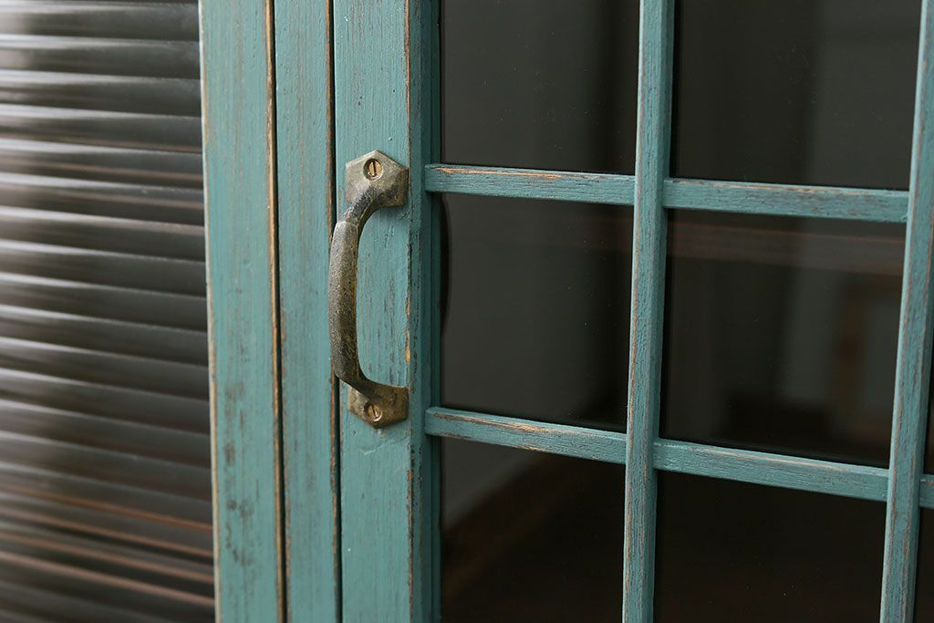 アンティーク家具　アンティークペイント　モールガラス入り食器棚(キッチンキャビネット、収納棚)